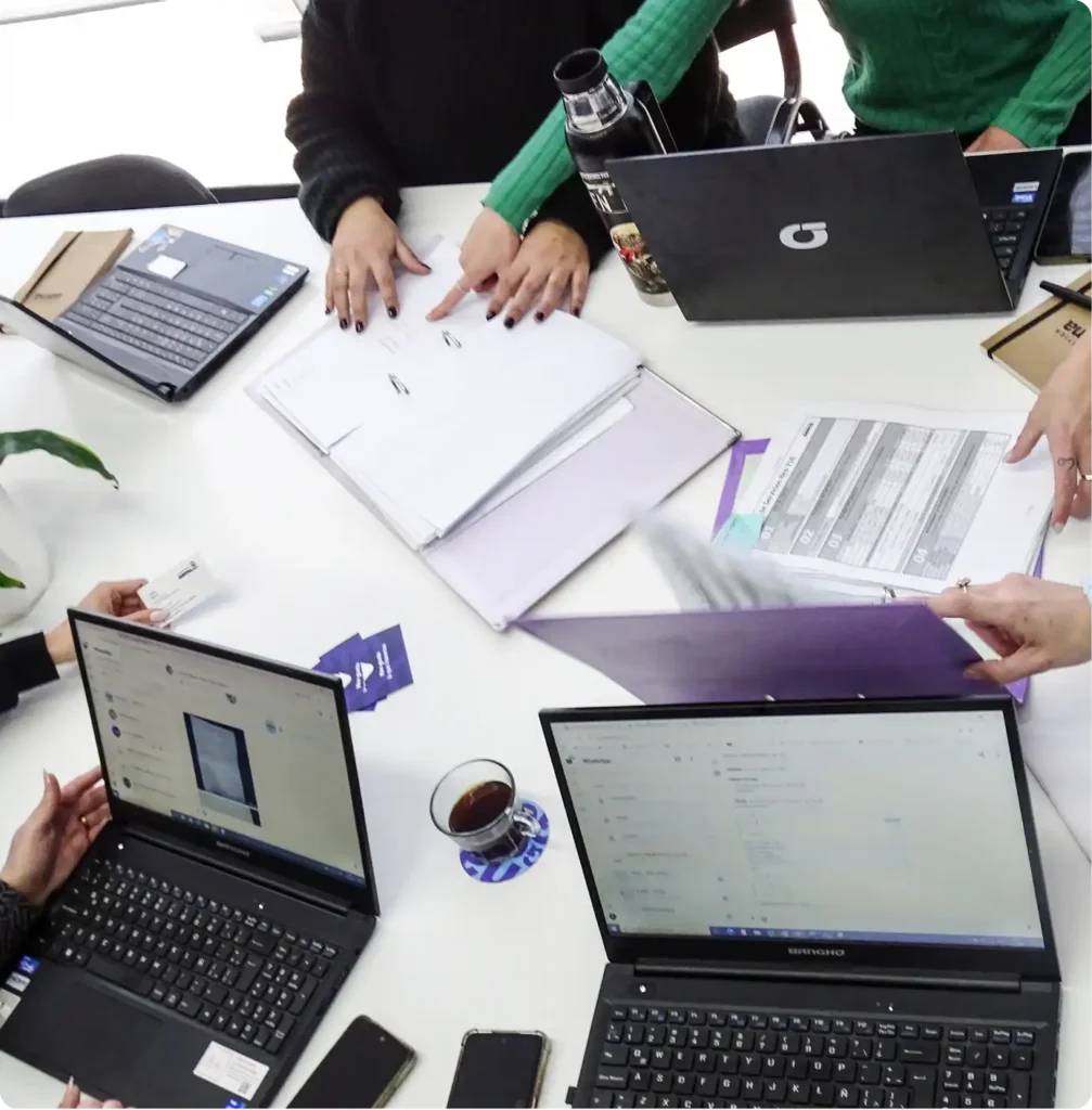 empleados de gema trabajando