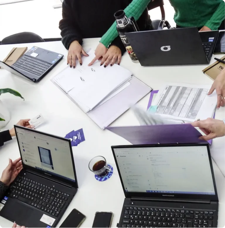 empleados de gema trabajando