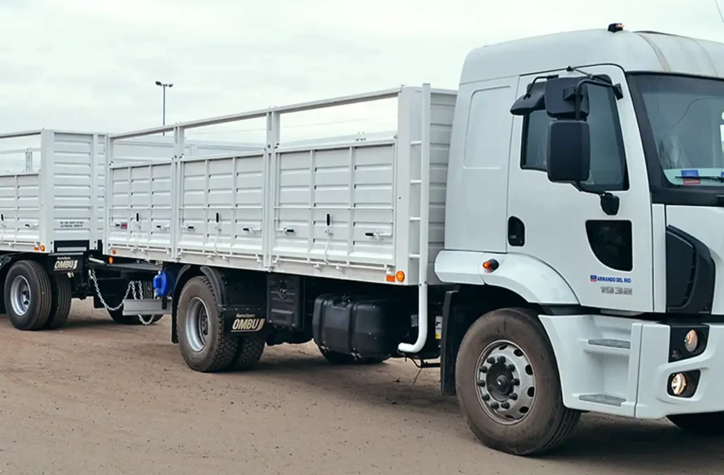 camión de transporte con carga de palletizada